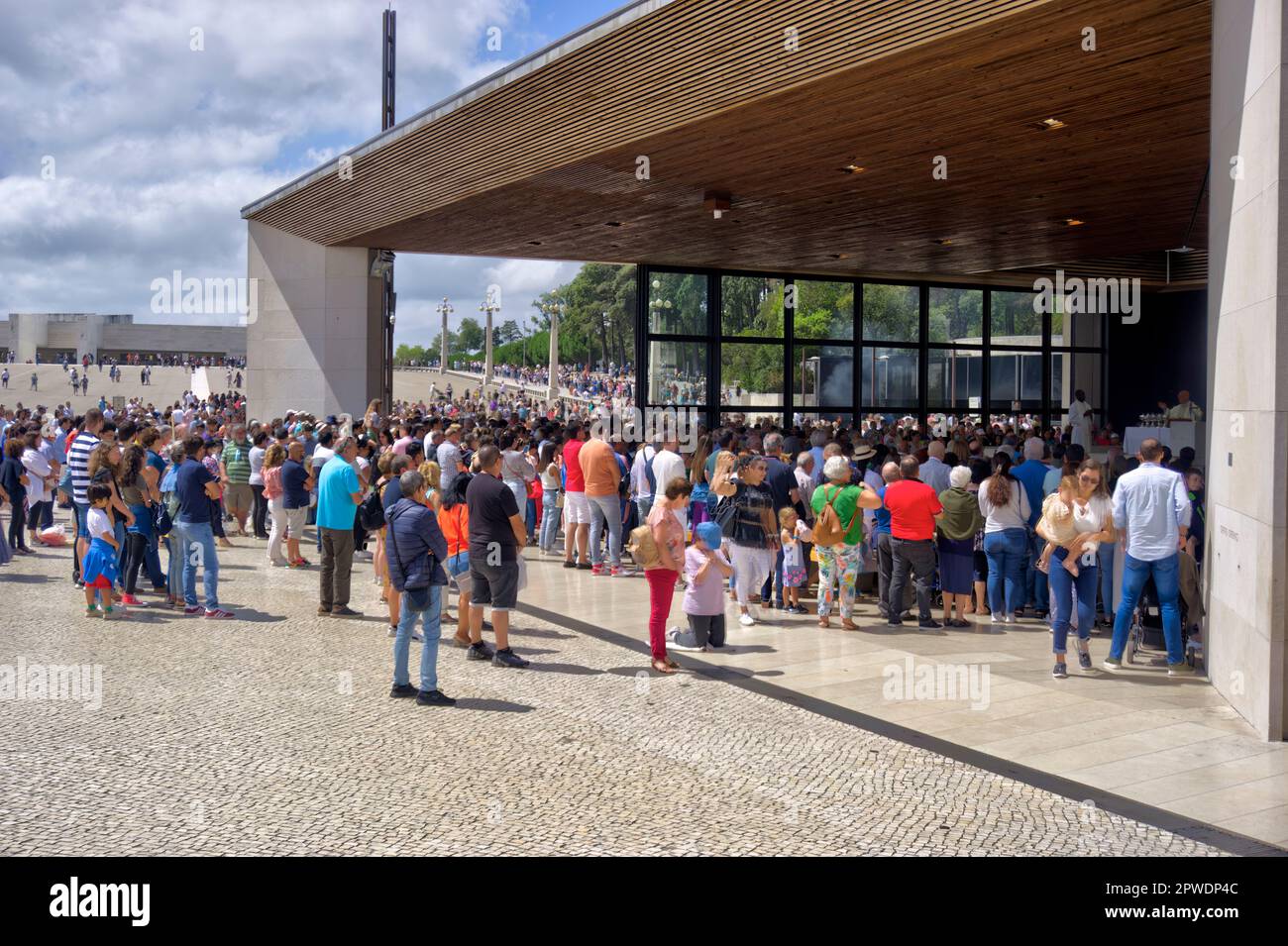 Fatima, Portugal - 15 août 2022: La messe se dit à la Chapelle des apparitions avec une grande congrégation et le mouvement brouillé touristes et pèlerins Banque D'Images