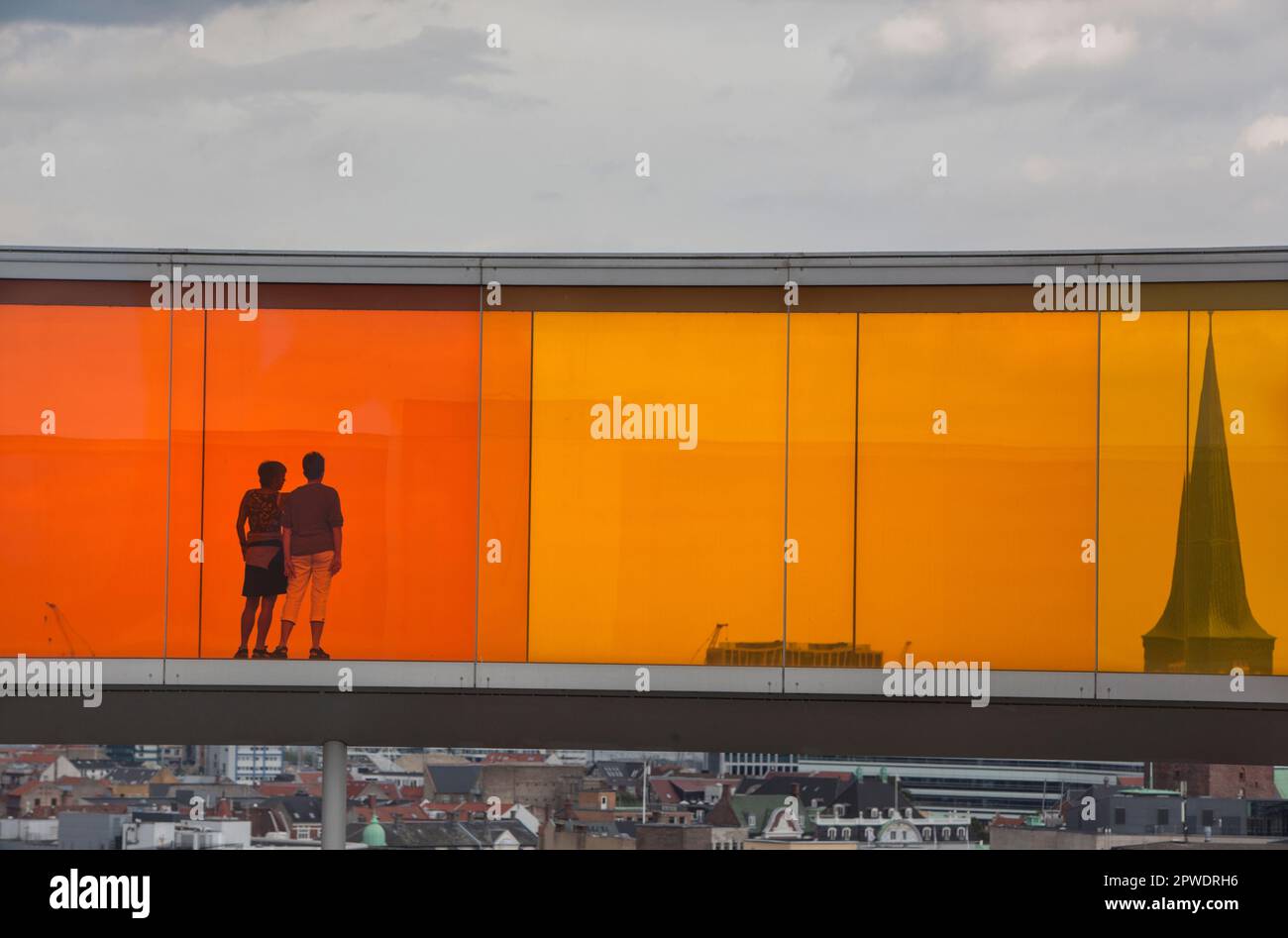 Musée d'art d'Aros Aarhus (kunstmuseum) à Aros Alle, centre-ville avec passerelle arc-en-ciel par Olafur Eliasson, silhouette des gens, Aarhus Danemark. Banque D'Images