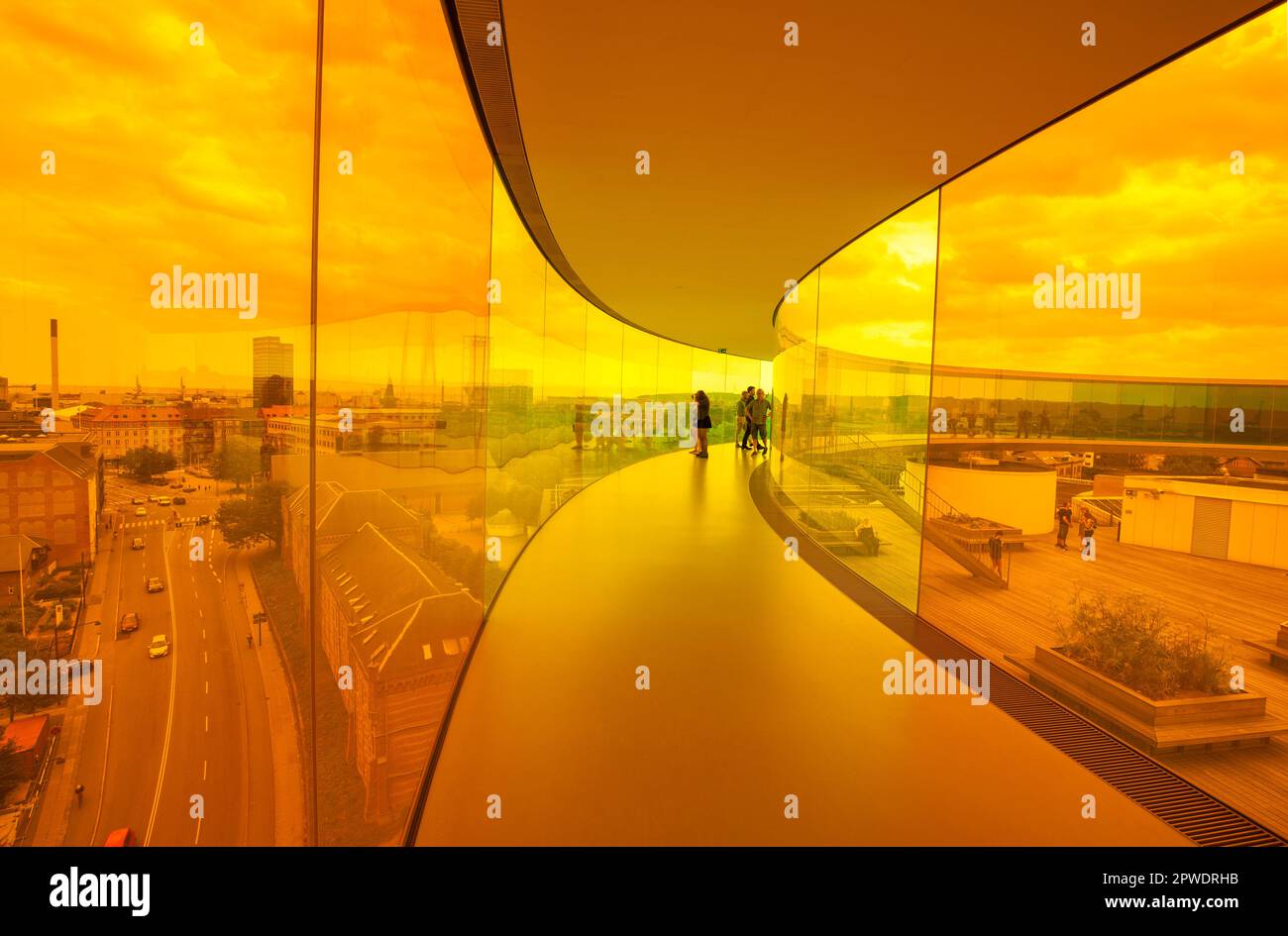 Musée d'art d'Aros Aarhus (kunstmuseum) à Aros Alle, centre-ville avec passerelle arc-en-ciel par Olafur Eliasson - silhouette des gens, Aarhus Danemark. Banque D'Images