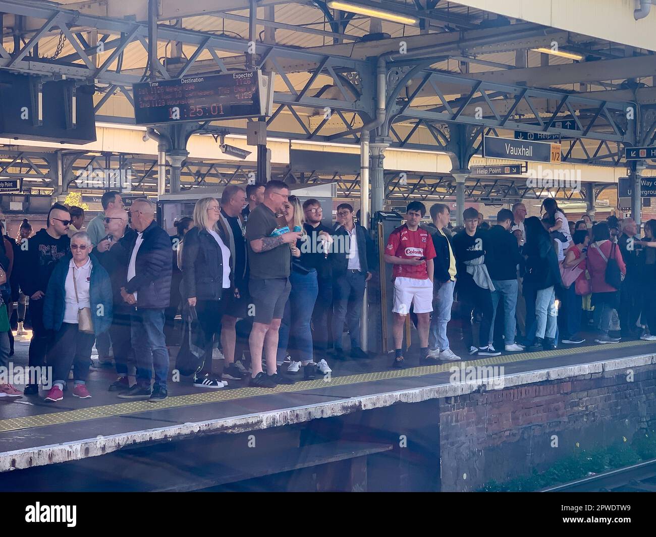 Twickenham, Royaume-Uni. 29th avril 2023. Les passagers attendent à la gare de Vauxhall pour prendre le train jusqu'à Twickenham pour la finale de rugby Angleterre contre France. Les syndicats de la RMT et de l'ASLEF ont annoncé qu'il y aura 3 autres grèves en mai. Crédit : Maureen McLean/Alay Banque D'Images