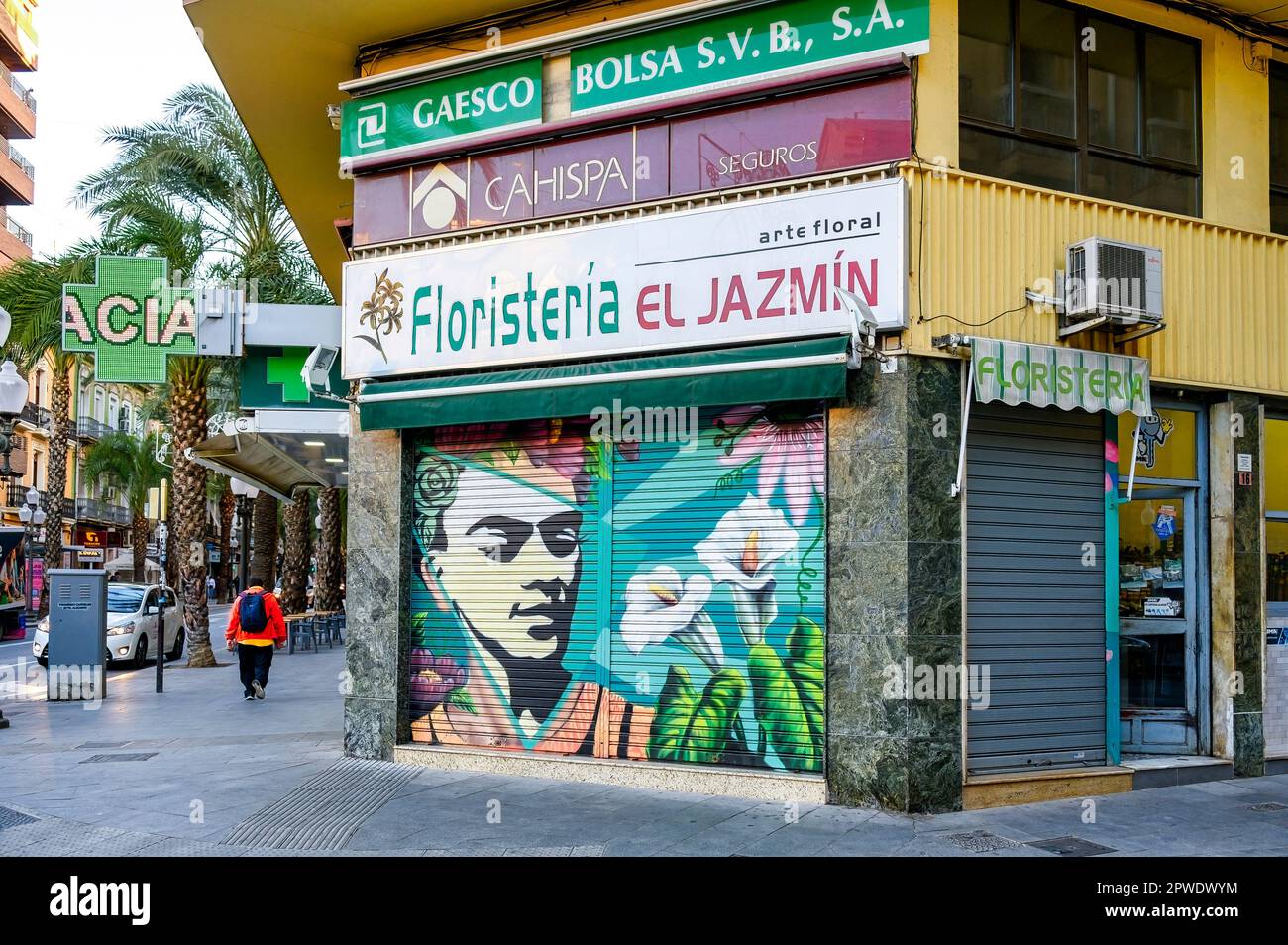 Alicante, Espagne - 11 avril 2023: Un fleuriste avec le panneau 'Floristeria El Jazmin' Banque D'Images