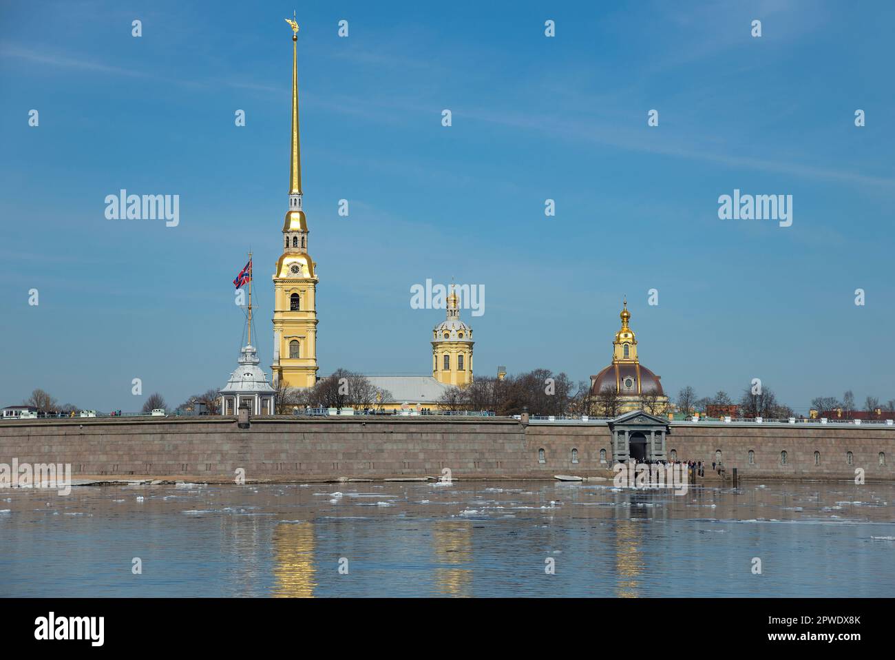 Jour de printemps aux murs de la forteresse Pierre et Paul. Saint-Pétersbourg, Russie Banque D'Images