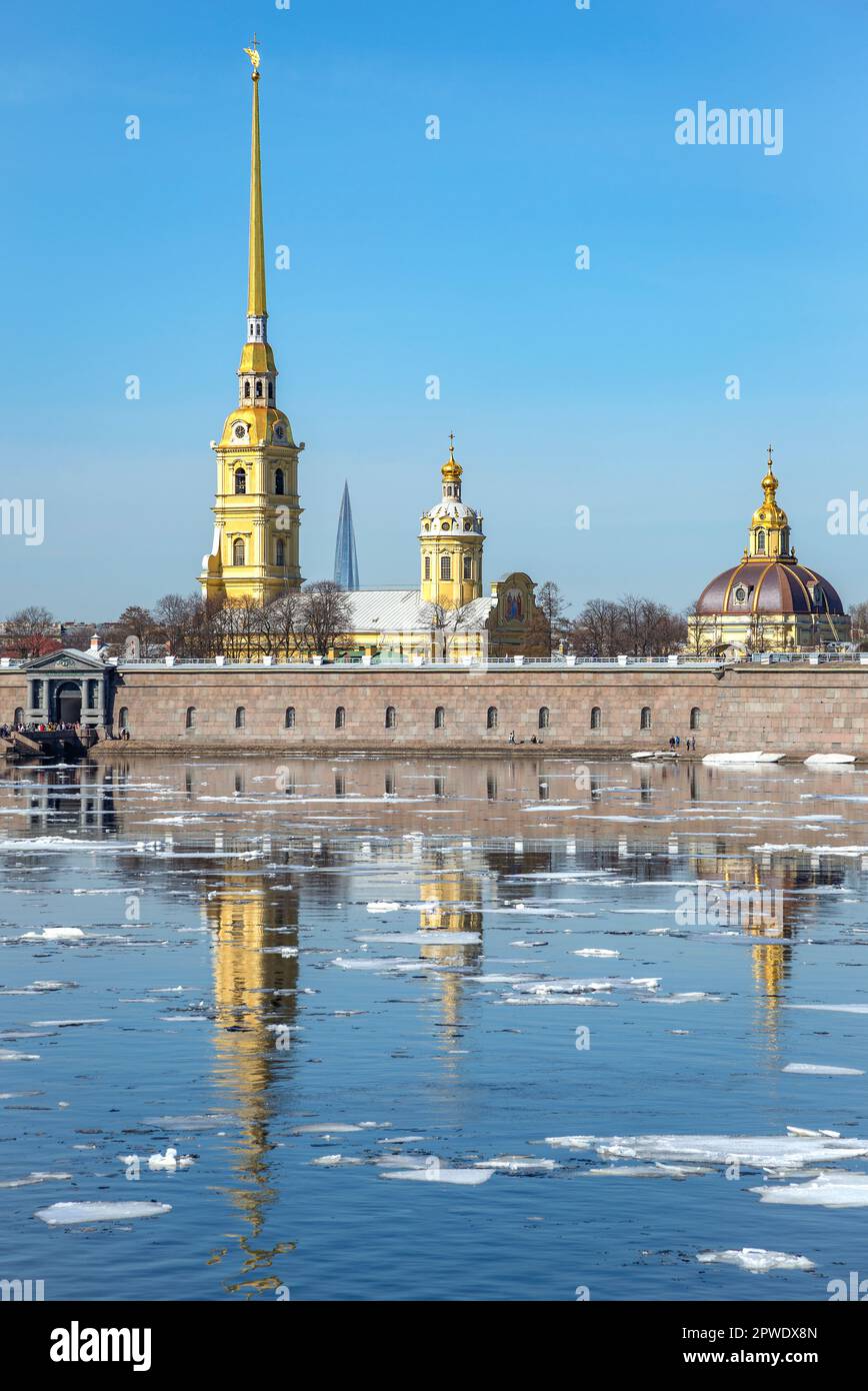 Pierre et Paul Fortress en gros plan le jour du printemps. Saint-Pétersbourg Banque D'Images