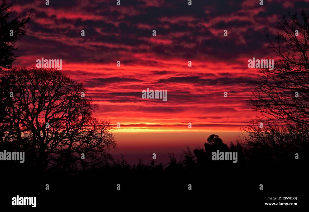 Lever du soleil et nuages au-dessus de la plaine de Cheshire, de Coedpoeth, pays de Galles Banque D'Images