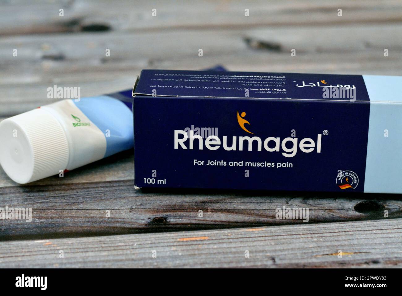 Giza, Egypte, 28 avril 2023: Gel de Rheumagel 100 gm, un gel aqueux à haute teneur en extrait de racine de comfrey, salicylate de méthyle, huile de menthe poivrée et bouchons Banque D'Images