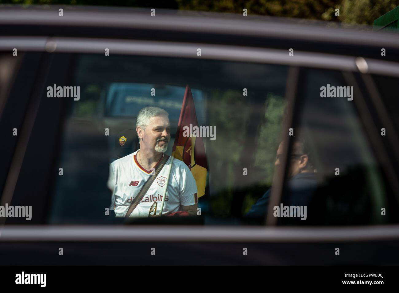 Rome, Italie. 29th avril 2023. Un homme souriant à travers une fenêtre de voiture quittant le stade portant une chemise AS Roma. Environ 2 700 fans enthousiastes de l'équipe féminine de football au stade Tre Fontane, où le match entre ROMA et Fiorentina a eu lieu. Les fans de vêtements jaunes et rouges ont gagné par 2 buts à 1 et qui ont permis à la jeune équipe romaine de devenir des champions italiens pour la première fois dans l'histoire. Crédit : SOPA Images Limited/Alamy Live News Banque D'Images