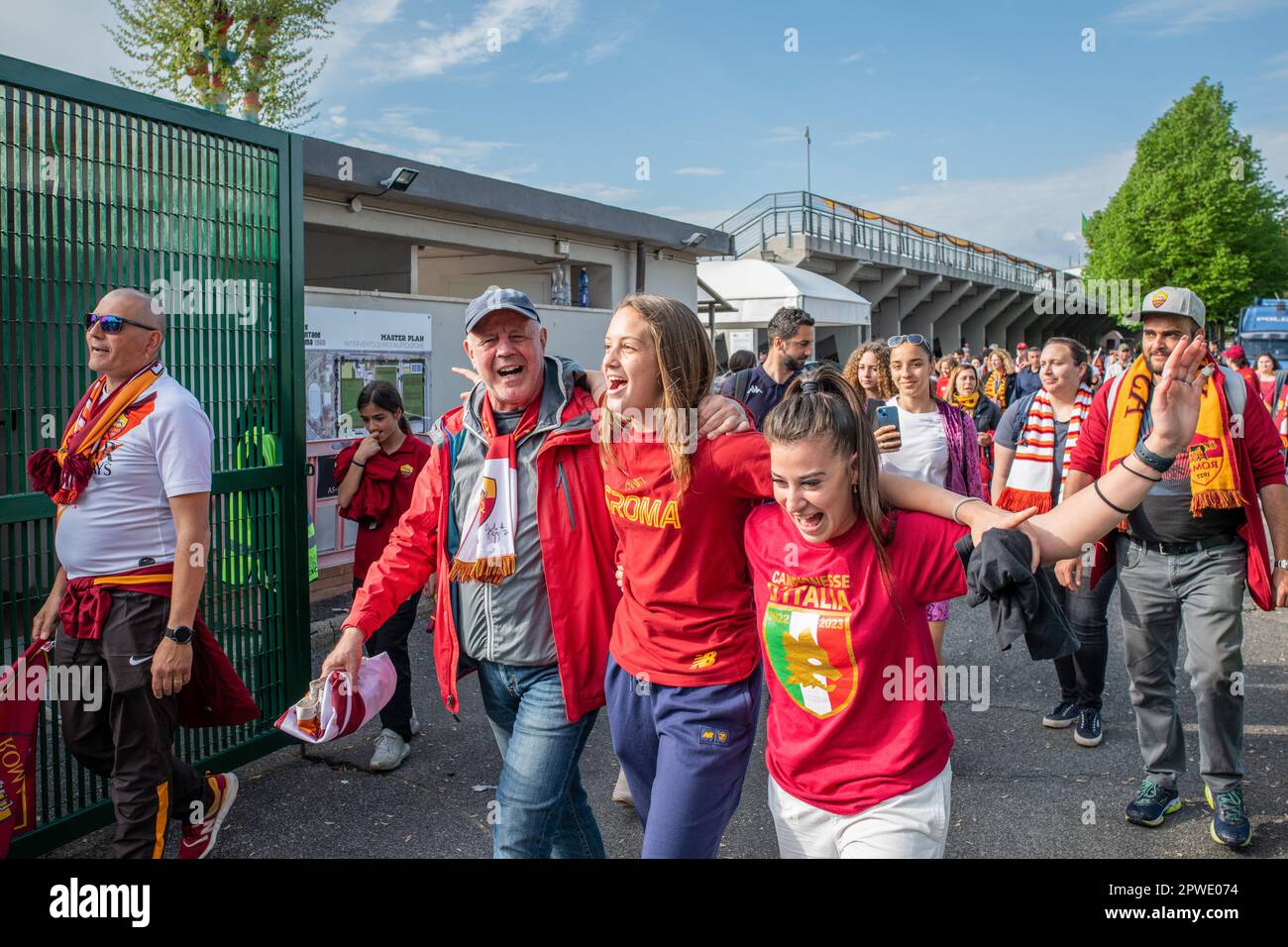 Rome, Italie. 29th avril 2023. Les fans vêtus COMME Roma couleurs sortent du stade heureux chantant 'i Campioni siamo noi' (nous sommes les champions). Environ 2 700 fans enthousiastes de l'équipe féminine de football au stade Tre Fontane, où le match entre ROMA et Fiorentina a eu lieu. Les fans de vêtements jaunes et rouges ont gagné par 2 buts à 1 et qui ont permis à la jeune équipe romaine de devenir des champions italiens pour la première fois dans l'histoire. Crédit : SOPA Images Limited/Alamy Live News Banque D'Images