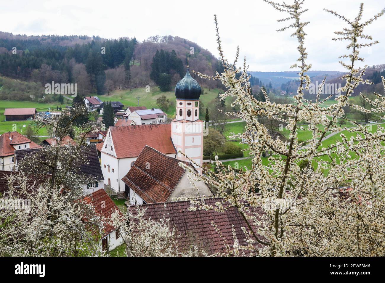 30 avril 2023, Bade-Wurtemberg, Münsingen : vue sur l'église Saint-Gall de Bichishausen, sur l'Alb souabe, située dans la vallée de Lauter. Photo: Thomas Warnack/dpa Banque D'Images