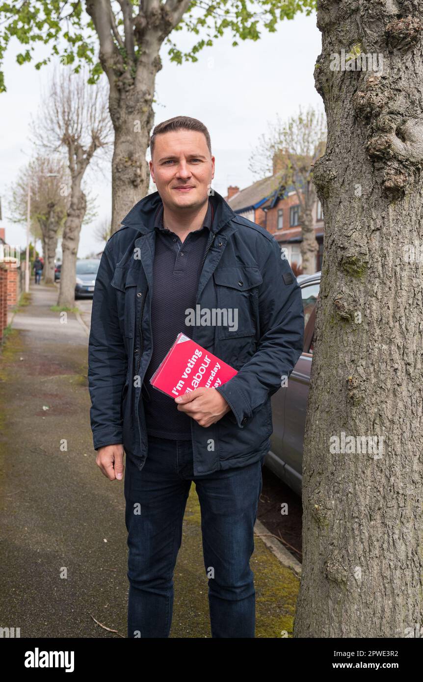 Mansfield Woodhouse, Nottinghamshire, Angleterre, Royaume-Uni. 30th avril 2023. WES Streeting Parti travailliste député d'ilford-Nord et Secrétaire d'État adjoint à la Santé et aux soins sociaux, faisant campagne aux élections locales. Ce qui implique de faire du lacadage, de frapper des portes et de parler aux résidences locales avec seulement 4 jours avant l'élection locale de 4 mai. Crédit : Alan Beastrall/Alay Live News Banque D'Images