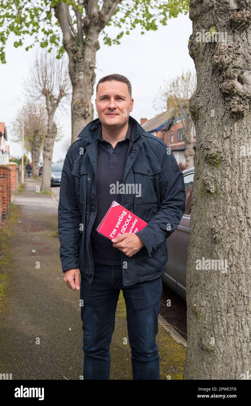 Mansfield Woodhouse, Nottinghamshire, Angleterre, Royaume-Uni. 30th avril 2023. WES Streeting Parti travailliste député d'ilford-Nord et Secrétaire d'État adjoint à la Santé et aux soins sociaux, faisant campagne aux élections locales. Ce qui implique de faire du lacadage, de frapper des portes et de parler aux résidences locales avec seulement 4 jours avant l'élection locale de 4 mai. Crédit : Alan Beastrall/Alay Live News Banque D'Images