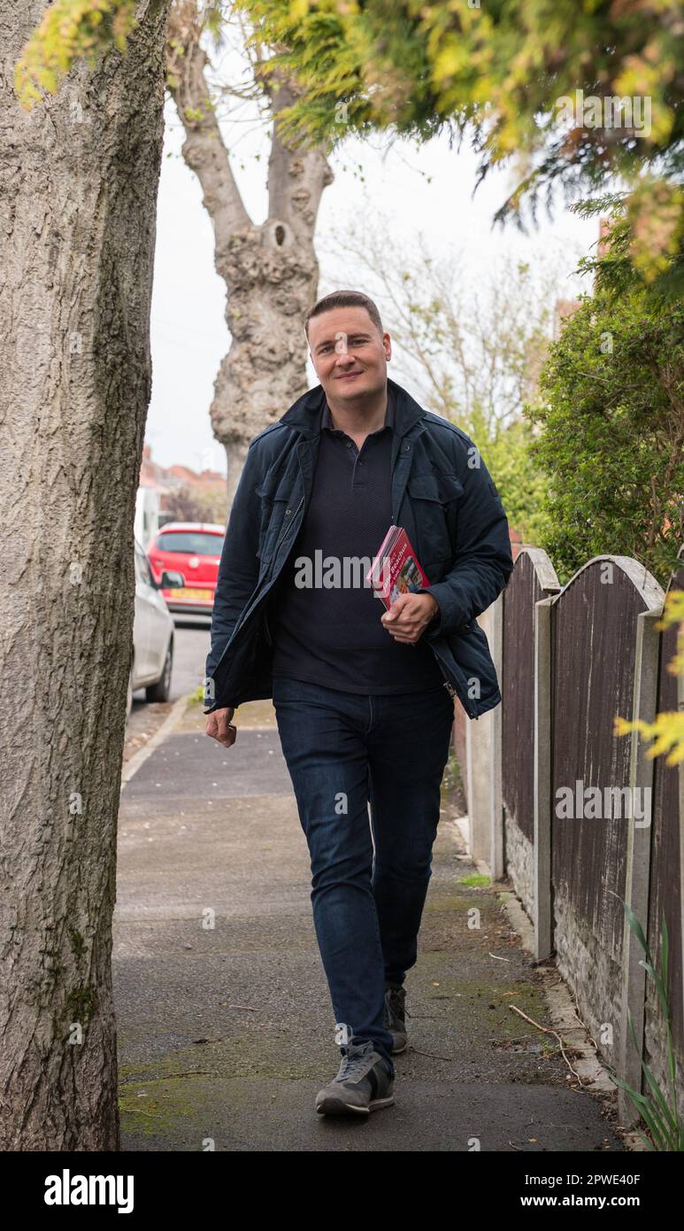 Mansfield Woodhouse, Nottinghamshire, Angleterre, Royaume-Uni. 30th avril 2023. WES Streeting Parti travailliste député d'ilford-Nord et Secrétaire d'État adjoint à la Santé et aux soins sociaux, faisant campagne aux élections locales. Ce qui implique de faire du lacadage, de frapper des portes et de parler aux résidences locales avec seulement 4 jours avant l'élection locale de 4 mai. Crédit : Alan Beastrall/Alay Live News Banque D'Images