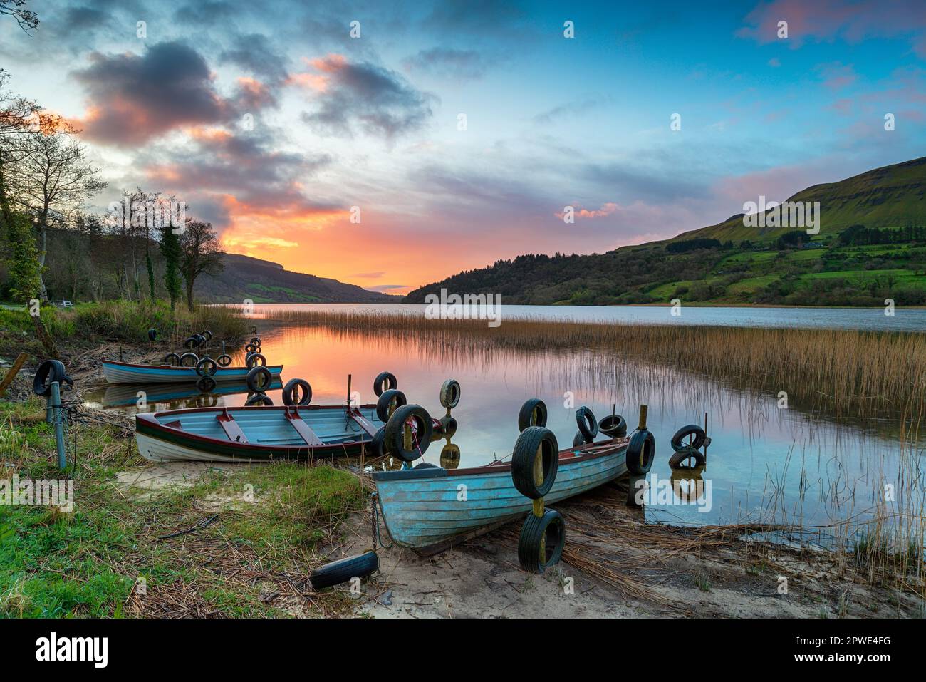 Magnifique lever de soleil sur des bateaux à rames à Glencar Lough près de Sligo en Irlande Banque D'Images