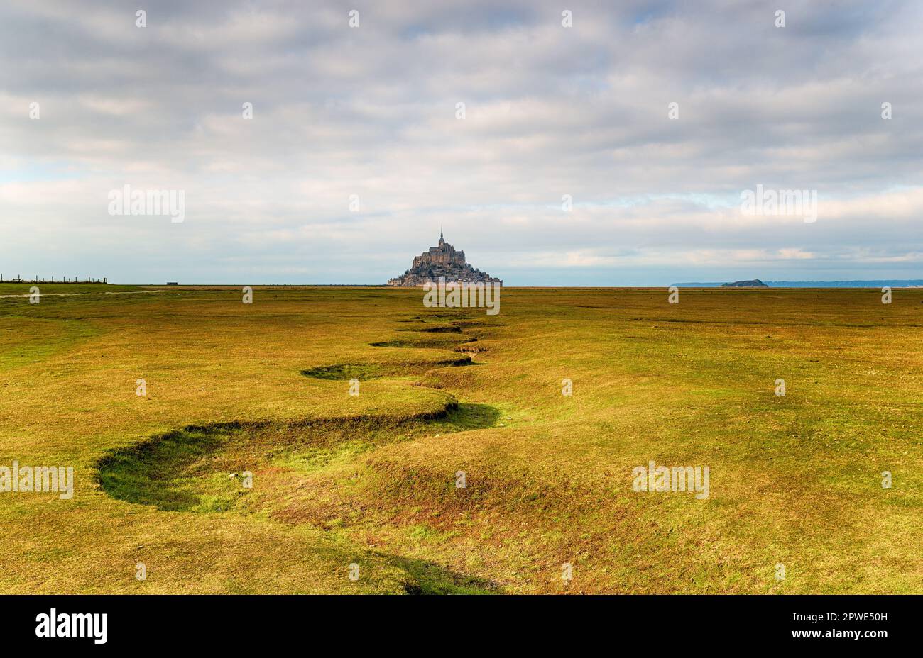 Vue sur le Mont-Saint-Michel en Normandie, en France, à travers les marais salants Banque D'Images Vue sur le Mont-Saint-Michel en Normandie, en France, à travers les marais salants Banque D'Images