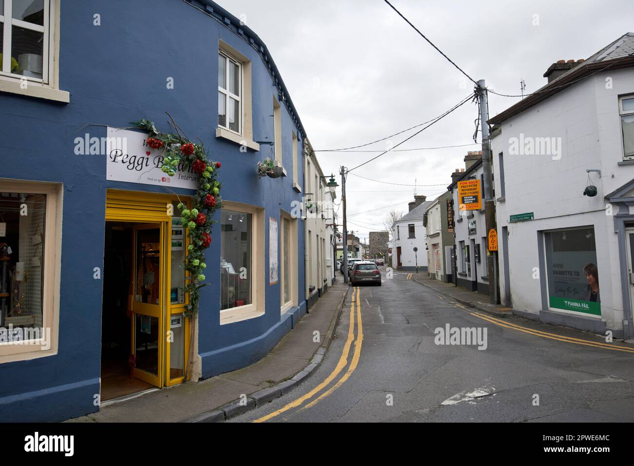 vue sur la rue northgate depuis le centre médiéval du comté d'athenry, galway république d'irlande Banque D'Images