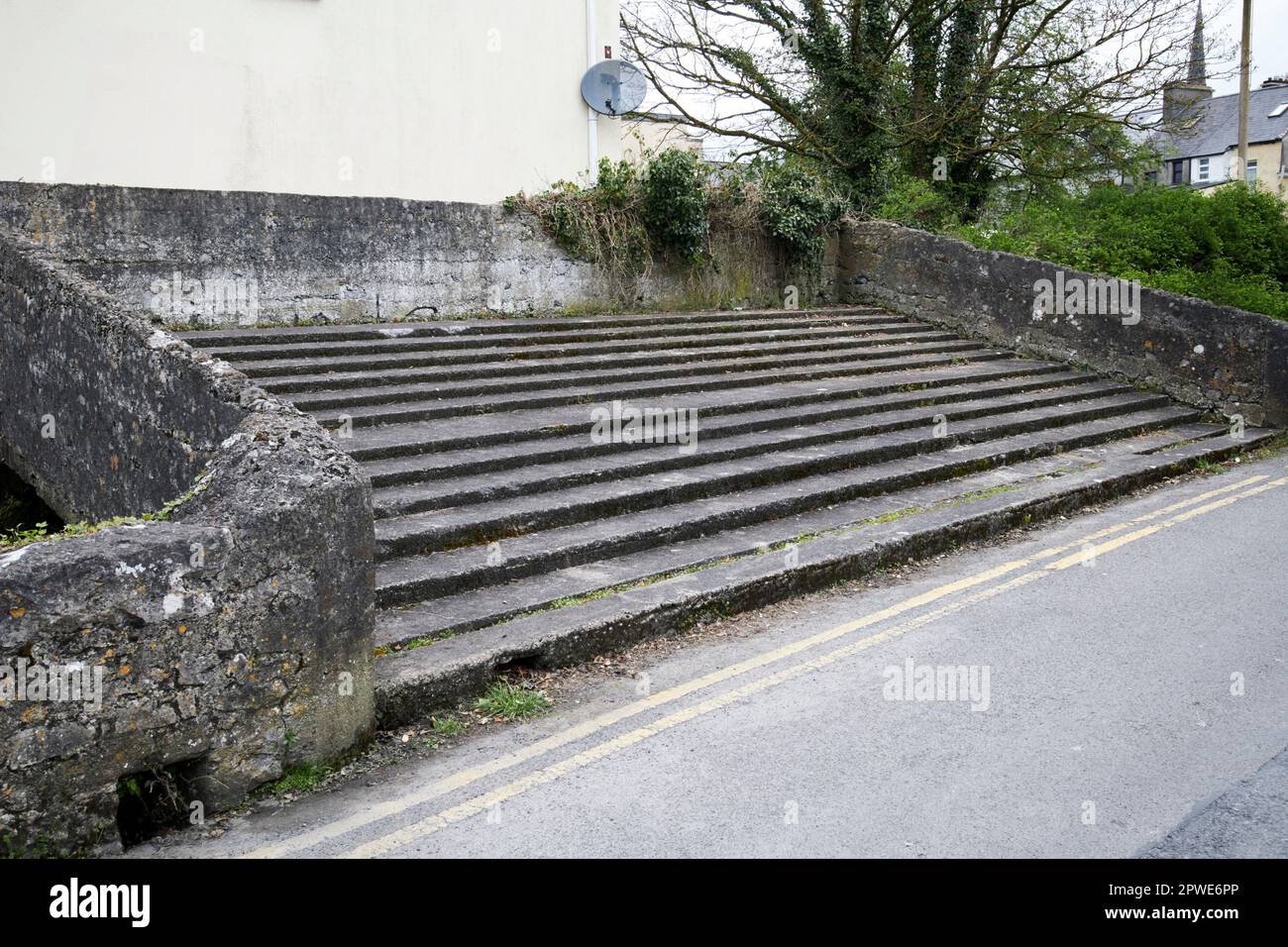 marches construites au-dessus de la rivière à la ruelle de balle en face du terrain de handball construit dans l'abbaye à la rangée d'abbaye d'athenry comté de galway république d'irlande Banque D'Images