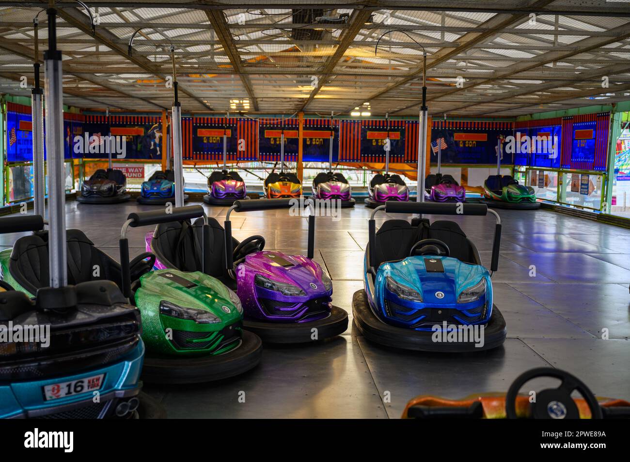 Parc d'attractions britannique coloré en journée Banque D'Images