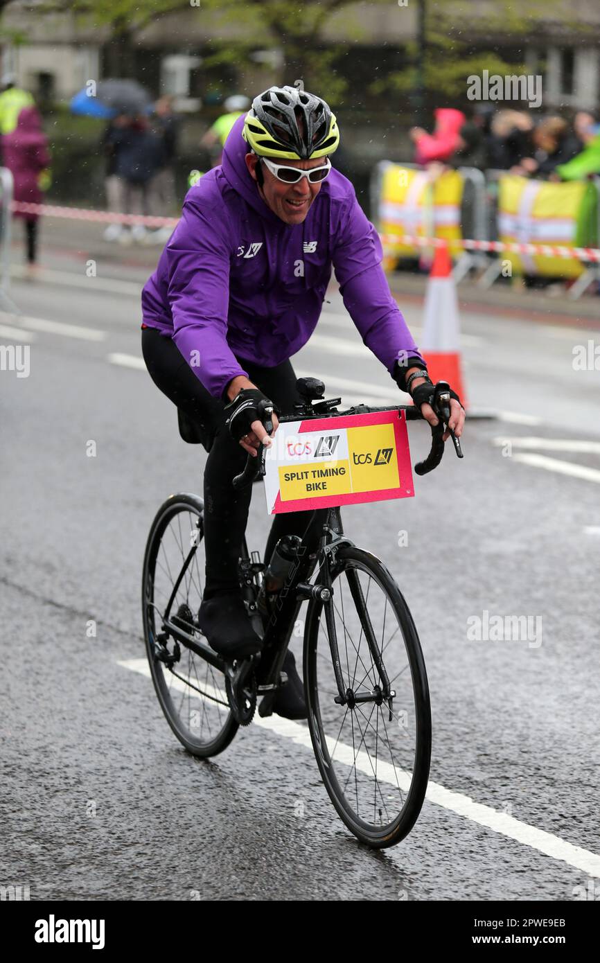Londres, Royaume-Uni. 23rd avril 2023. Vélo à temps partagé, TCS London Marathon - course en fauteuil roulant pour hommes, The Highway, Londres Banque D'Images Londres, Royaume-Uni. 23rd avril 2023. Vélo à temps partagé, TCS London Marathon - course en fauteuil roulant pour hommes, The Highway, Londres Banque D'Images