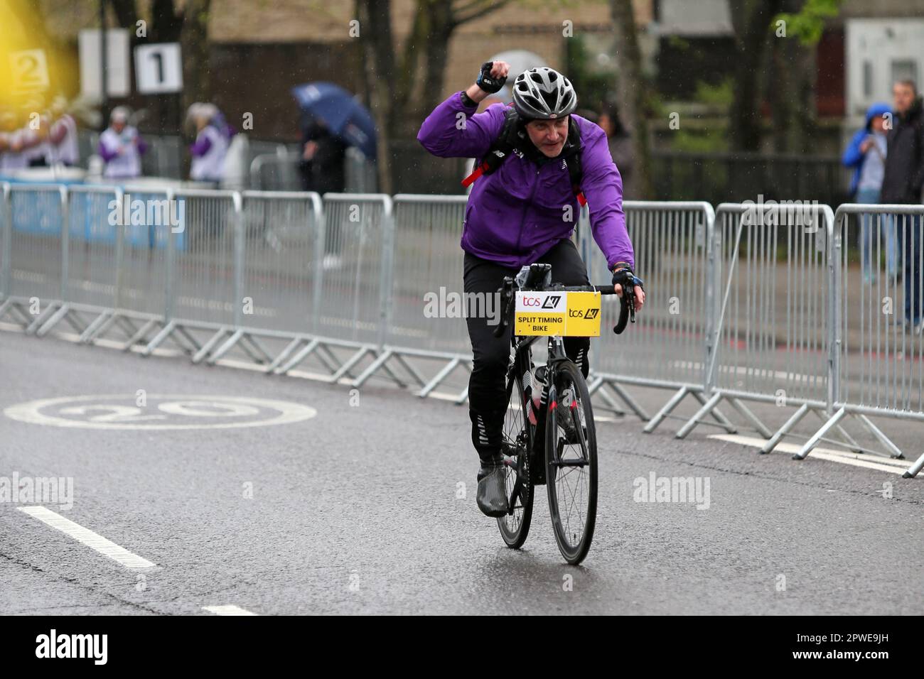Londres, Royaume-Uni. 23rd avril 2023. Vélo à temps partagé, TCS London Marathon - course en fauteuil roulant pour hommes, The Highway, Londres Banque D'Images Londres, Royaume-Uni. 23rd avril 2023. Vélo à temps partagé, TCS London Marathon - course en fauteuil roulant pour hommes, The Highway, Londres Banque D'Images