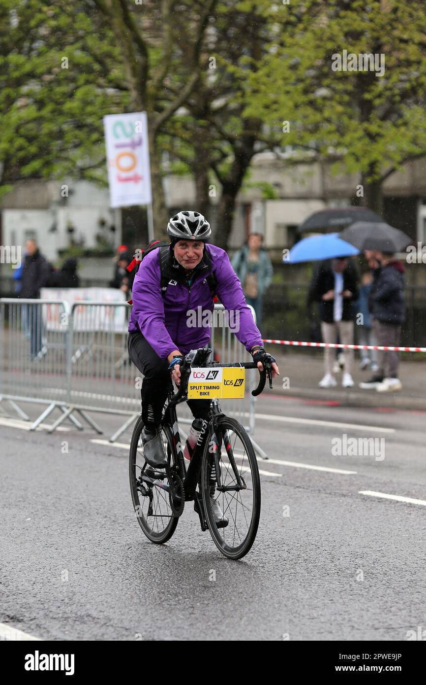 Londres, Royaume-Uni. 23rd avril 2023. Vélo à temps partagé, TCS London Marathon - course en fauteuil roulant pour hommes, The Highway, Londres Banque D'Images Londres, Royaume-Uni. 23rd avril 2023. Vélo à temps partagé, TCS London Marathon - course en fauteuil roulant pour hommes, The Highway, Londres Banque D'Images