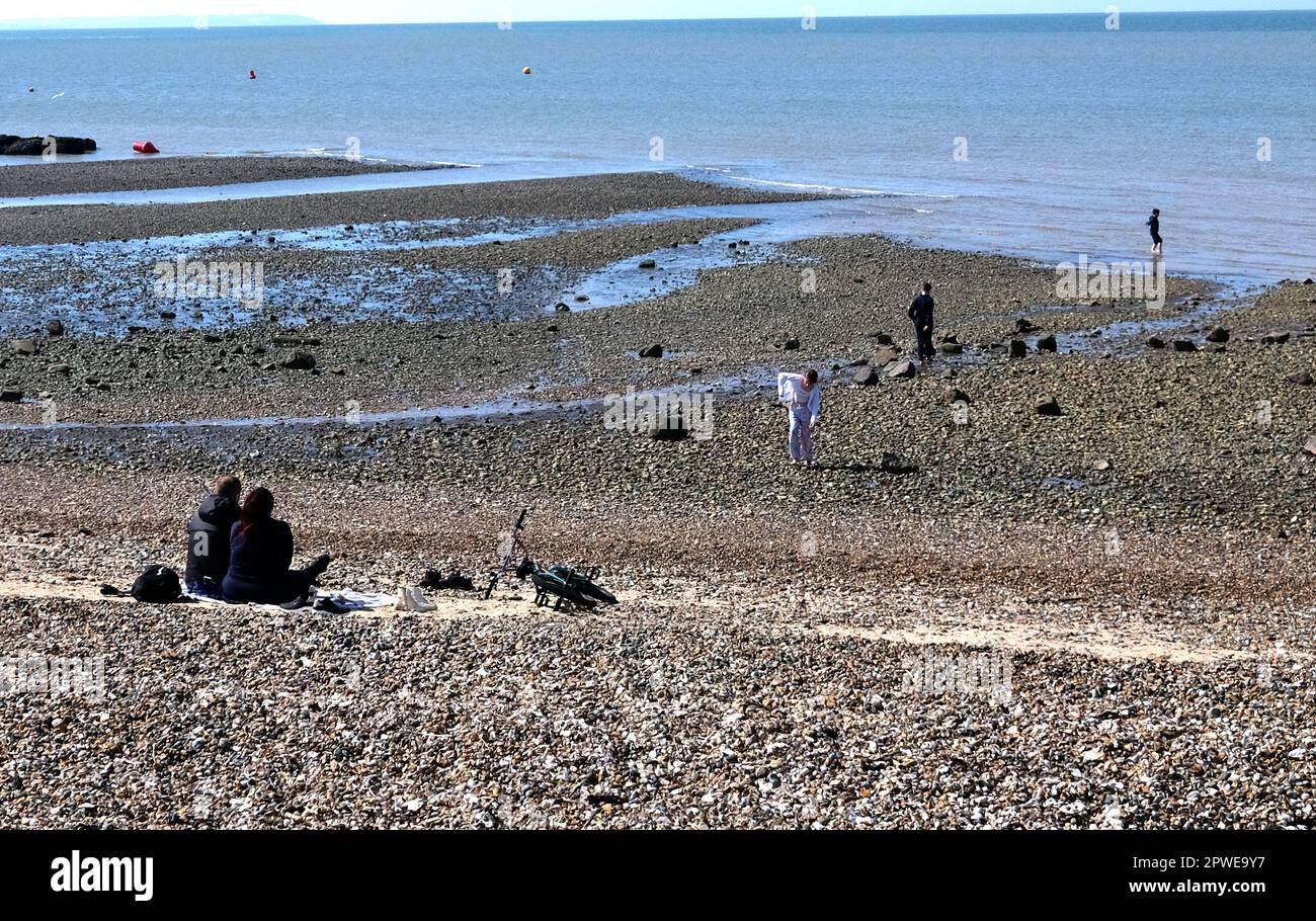 hampton-on-sea, montrant des touristes sur la plage et la mer, île de thanet, kent est, royaume-uni avril 2023 Banque D'Images