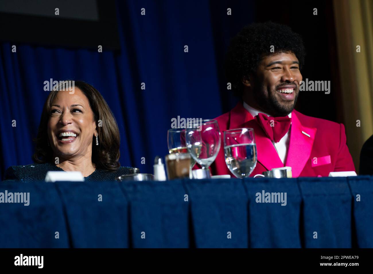 Le vice-président des États-Unis, Kamala Harris, et le journaliste de la Politico, Eugene Daniels, réagissent à l'intervention du président américain, Joe Biden, lors du dîner de la White House Corintins' Association (WHCA) à Washington, DC, Etats-Unis, samedi, 29 avril, 2023. Le dîner annuel recueille de l'argent pour les bourses de la WHCA et rend hommage aux récipiendaires des prix de journalisme de l'organisation. Crédit: Nathan Howard/Pool via CNP /MediaPunch crédit: MediaPunch Inc/Alay Live News Banque D'Images