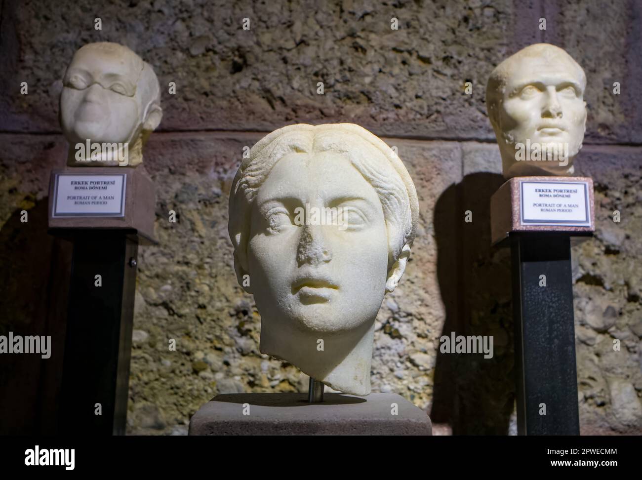 Une tête de femme en marbre sculpté datant de 2nd ans, flanquée de deux têtes d'hommes sculptées, exposée au Side Museum, dans la province d'Antalya, en Turquie (Turkiye). Le Banque D'Images
