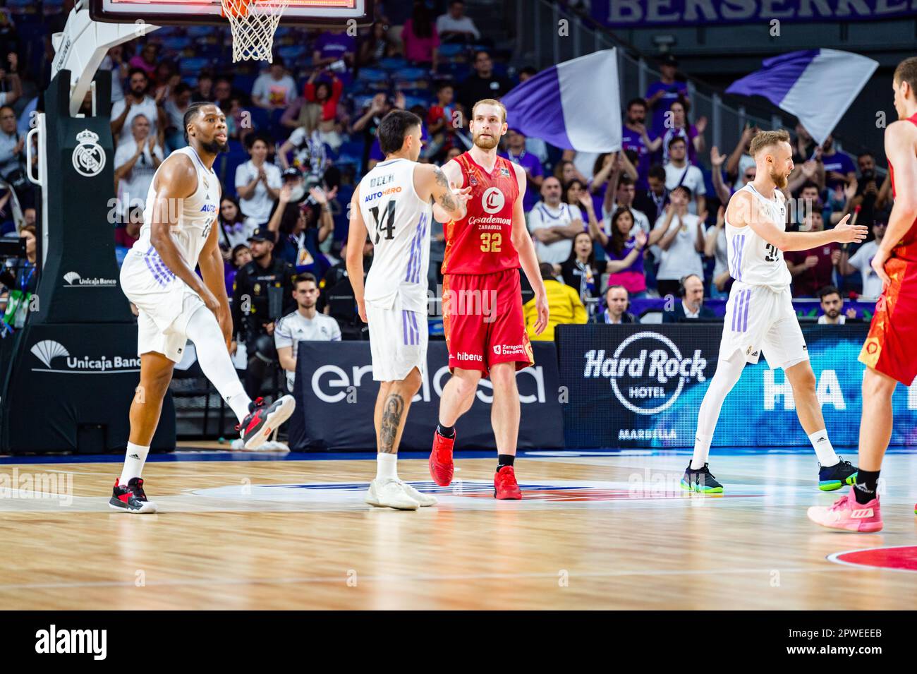 Madrid, Espagne. 30th avril 2023. Gabriel Deck (Real Madrid) à la fin du match de basket-ball entre Real Madrid et Zaragoza Panier valable pour le match 30 de la ligue espagnole de basket-ball ACB appelé â&#X80;&#x9c;Liga Endesaâ&#X80;&#x9d; joué au Centre Wizink de Madrid le dimanche 30 avril 2023 crédit: Independent photo Agency/Alay Live News Banque D'Images