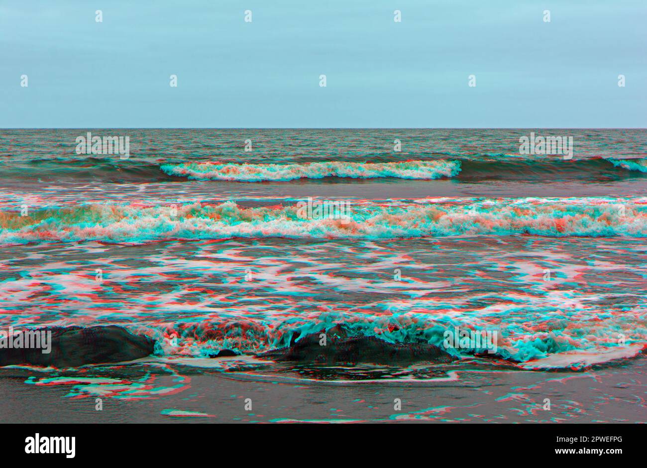 Mer, vagues, horizon, rochers avec effet de trois couleurs Banque D'Images