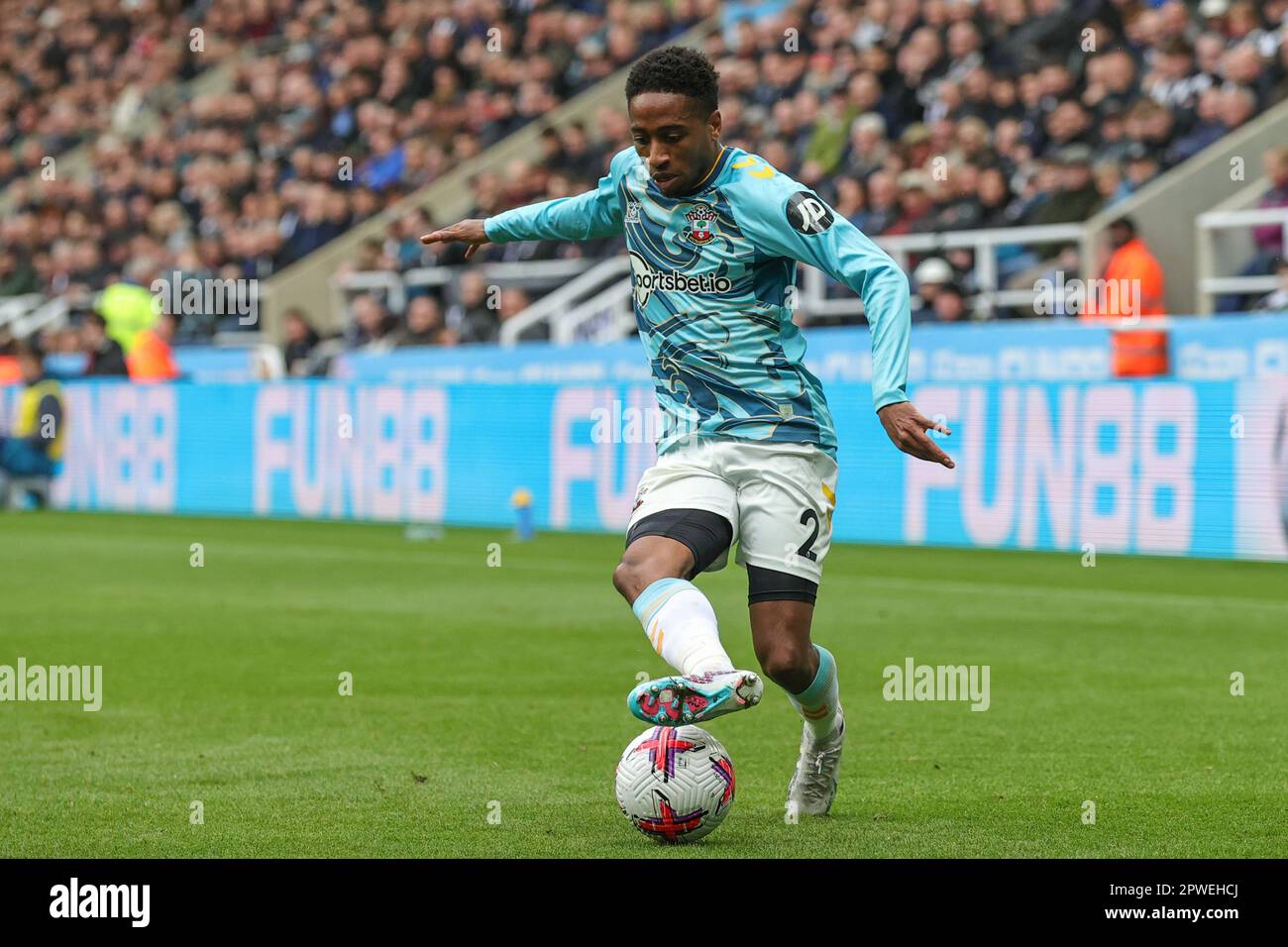 Newcastle, Royaume-Uni. 30th avril 2023. Kyle Walker-Peters #2 de Southampton contrôle le ballon pendant le match de Premier League Newcastle United vs Southampton à St. James's Park, Newcastle, Royaume-Uni, 30th avril 2023 (photo de Mark Cosgrove/News Images) à Newcastle, Royaume-Uni, le 4/30/2023. (Photo de Mark Cosgrove/News Images/Sipa USA) crédit: SIPA USA/Alay Live News Banque D'Images