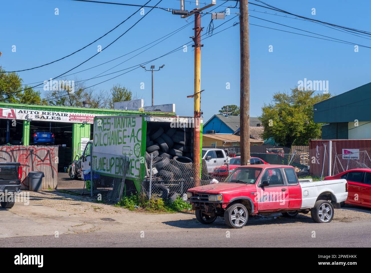 NOUVELLE-ORLÉANS, LA, États-Unis - 5 MARS 2023 : atelier de réparation et de vente d'automobiles urbaines sur Claiborne Avenue Banque D'Images