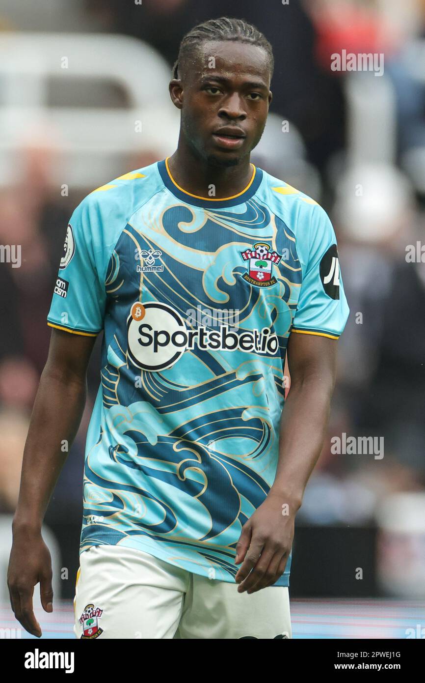 Kamaldeen Sulemana #20 de Southampton lors du match de Premier League Newcastle United contre Southampton à St. James's Park, Newcastle, Royaume-Uni, 30th avril 2023 (photo de Mark Cosgrove/News Images) Banque D'Images