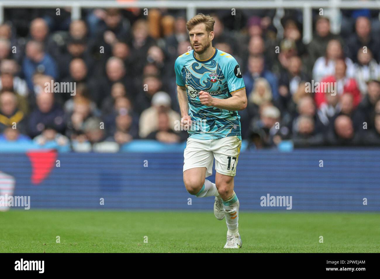 Stuart Armstrong #17 de Southampton pendant le match de Premier League Newcastle United contre Southampton à St. James's Park, Newcastle, Royaume-Uni, 30th avril 2023 (photo de Mark Cosgrove/News Images) Banque D'Images