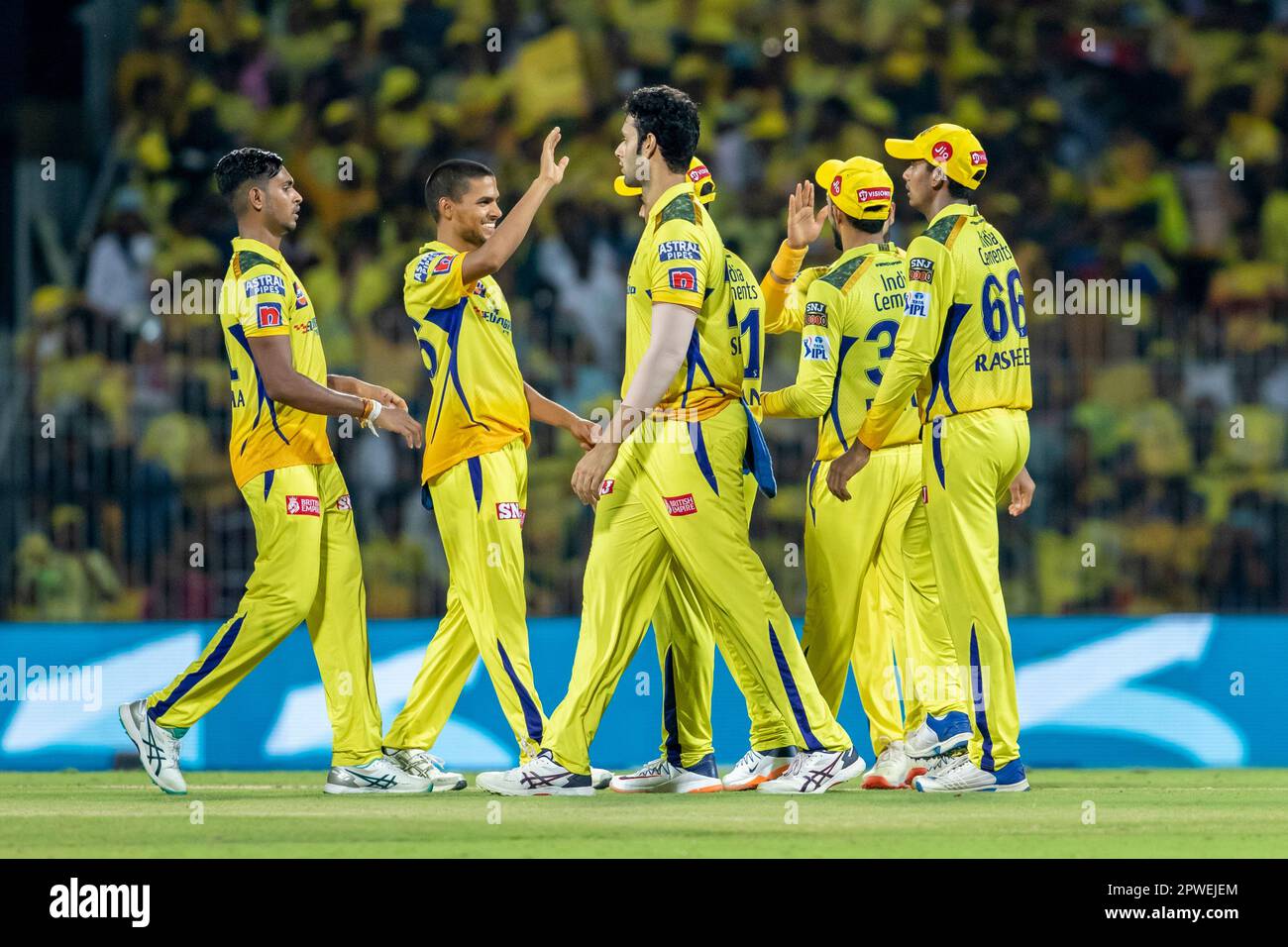 Chennai Super Kings team celebrates the dismissal of Liam Livingstone of Punjab Kings during the Indian Premier League cricket match between Chennai Super Kings and Punjab Kings in Chennai, India, Sunday, April 30, 2023. (AP Photo/ R. Parthibhan) Banque D'Images
