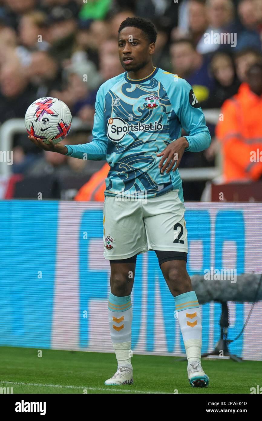 Newcastle, Royaume-Uni. 30th avril 2023. Kyle Walker-Peters #2 de Southampton pendant le match de Premier League Newcastle United contre Southampton à St. James's Park, Newcastle, Royaume-Uni, 30th avril 2023 (photo de Mark Cosgrove/News Images) à Newcastle, Royaume-Uni, le 4/30/2023. (Photo de Mark Cosgrove/News Images/Sipa USA) crédit: SIPA USA/Alay Live News Banque D'Images