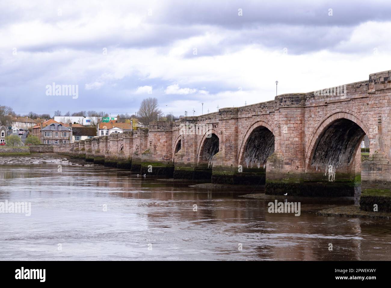 Vieux pont, Berwick upon Tweed - pont en pierre datant du 17th siècle, maintenant un pont routier au-dessus de la rivière Tweed, Berwick upon Tweed, Northumberland, Royaume-Uni Banque D'Images