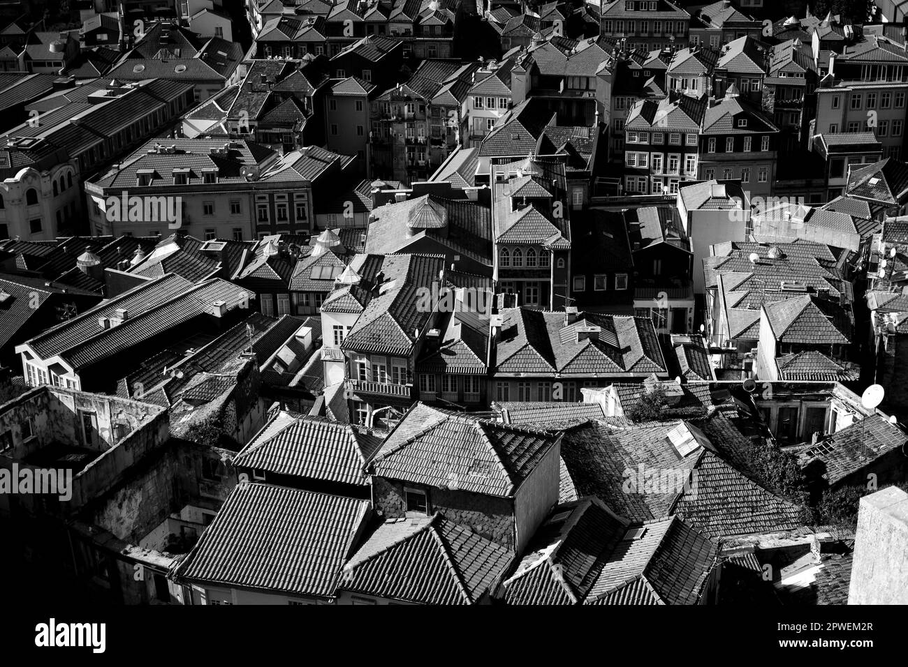 Toits du centre de Porto, Portugal. Photo en noir et blanc. Banque D'Images