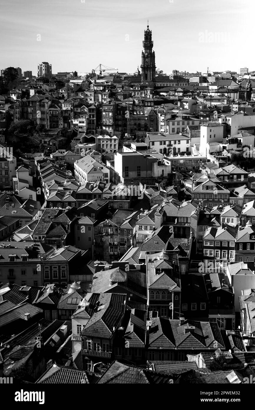 Une vue de dessus des maisons du vieux centre de Porto, Portugal. Photo en noir et blanc. Banque D'Images
