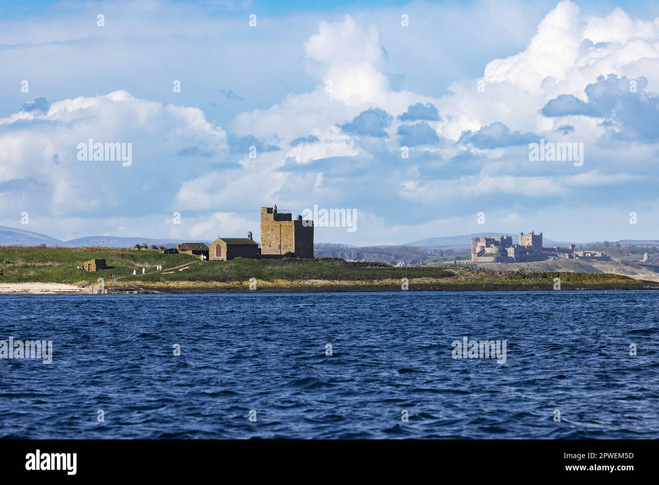 Paysage de Northumberland - vue depuis les îles Farne, passé devant la tour Castells, dans l'intérieur de Farne ; jusqu'au château de Bamburgh sur la côte, Northumberland Royaume-Uni Banque D'Images