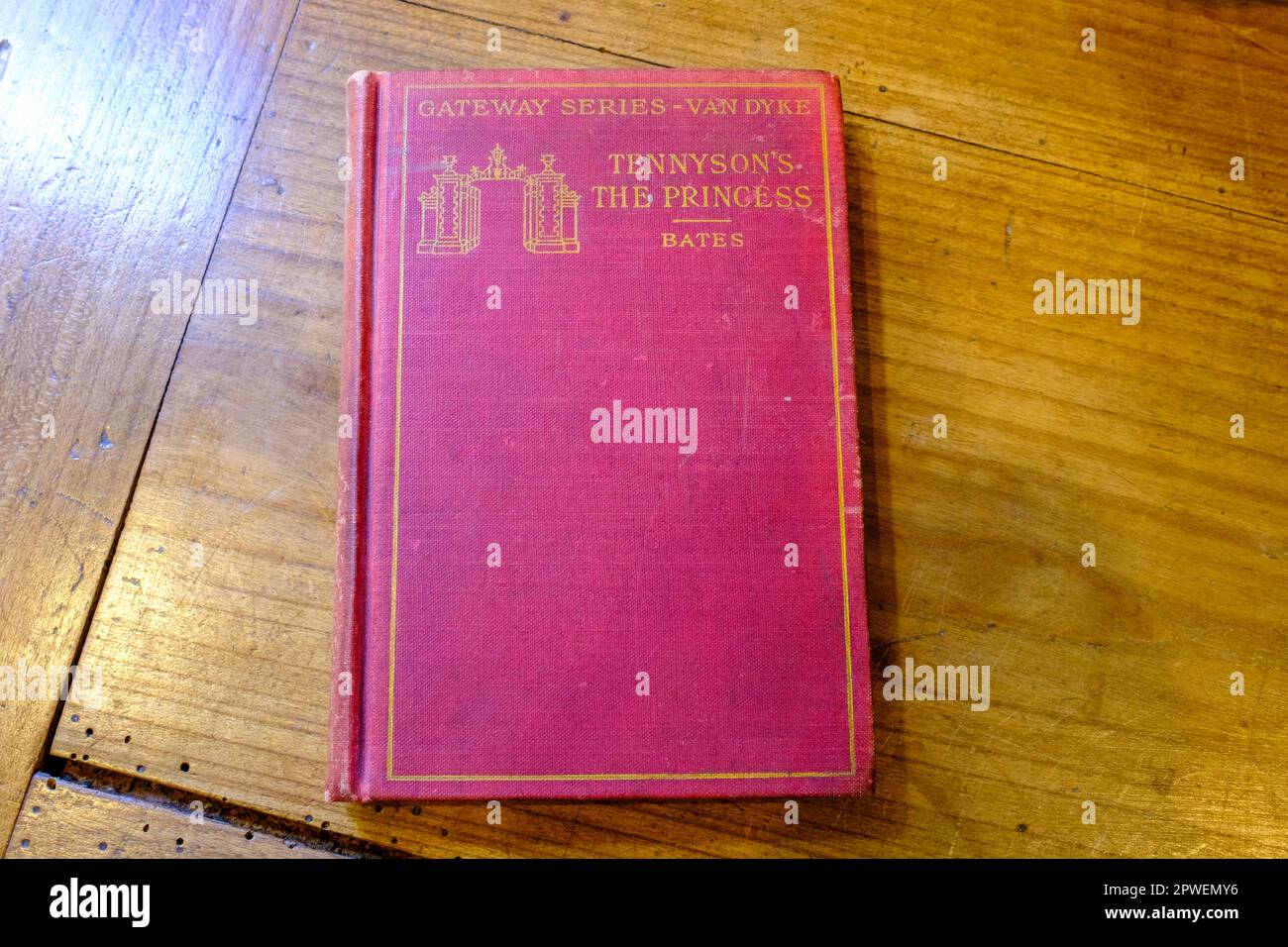 NEW ORLEANS, LA, USA - 28 AVRIL 2023 : couverture d'une copie vintage de Tennyson 'The Princess' of the Gateway Series, édité par Henry Van Dyke Banque D'Images