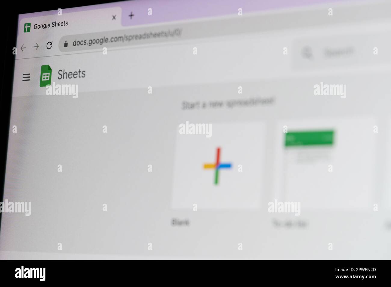 New york, Etats-Unis - 27 avril 2023: Démarrer une nouvelle feuille de calcul dans le service de feuilles de google sur l'écran d'ordinateur vue rapprochée Banque D'Images