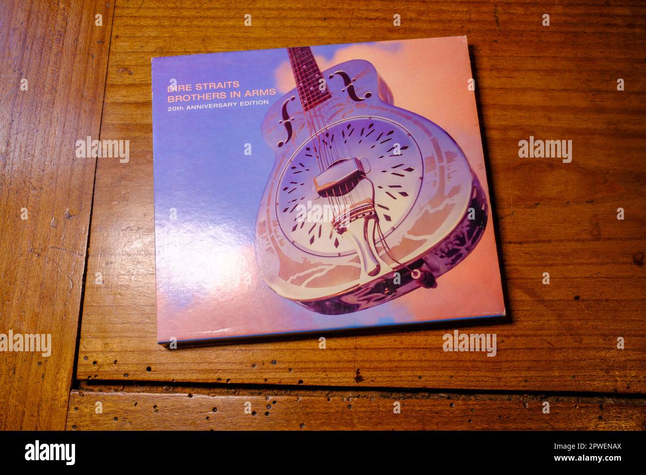 NEW ORLEANS, LA, USA - 28 AVRIL 2023 : couverture de l'édition anniversaire 20th du disque compact « Brothers in Arms » de dire Straits Banque D'Images