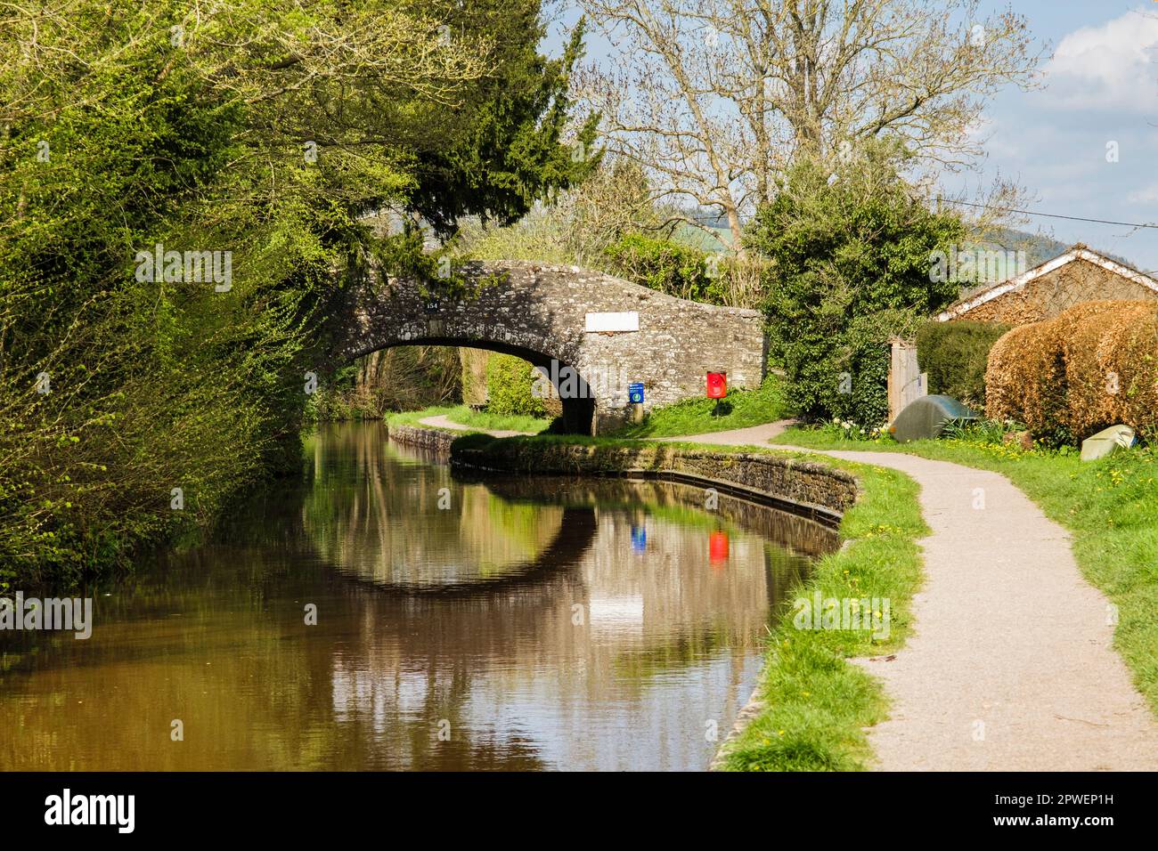Chemin de halage et ancien pont 154 sur le canal Monbucshire et Brecon. Pencelli, Brecon, Powys, pays de Galles, Royaume-Uni, Grande-Bretagne, Europe. Le Taff Trail suit la trajectoire de remorquage Banque D'Images