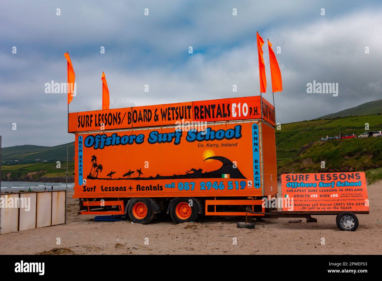 Leçons de surf sur Inch Beach sur la péninsule de Dingle en Irlande Banque D'Images