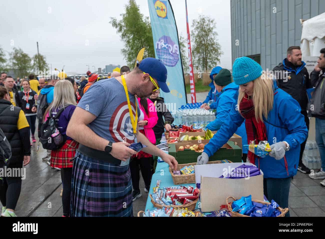 Glasgow, Écosse, Royaume-Uni. 30th avril 2023. Au Riverside Museum, près du début de Kiltwalk Glasgow 2023, un événement caritatif soutenu par la Hunter Foundation où les marcheurs ont trois distances au choix, le Mighty Stride (22,7 miles), le Big Rloin (14,4 miles) ou le Wee Wander (3 miles). Credit: SKULLY/Alay Live News Banque D'Images