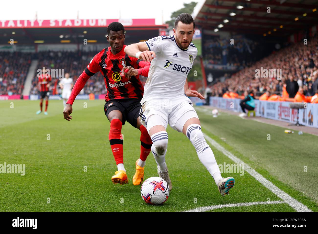 Dango Ouattara de Bournemouth (à gauche) et Jack Harrison de Leeds United se battent pour le ballon lors du match de la Premier League au stade Vitality de Bournemouth. Date de la photo: Dimanche 30 avril 2023. Banque D'Images