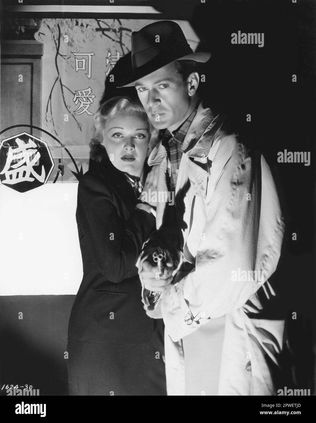 MADELEINE CARROLL et GARY COOPER dans une publicité posée Portrait pour LE GÉNÉRAL DÉCÉDÉ À L'AUBE 1936 réalisateur LEWIS MILESTONE scénario CLIFFORD ODETS costume Design TRAVIS BANTON Paramount Pictures Banque D'Images