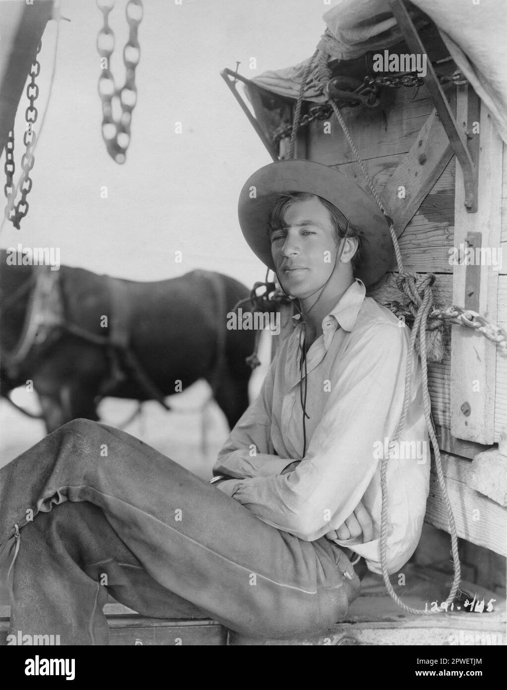 GARY COOPER se détendant sur le tournage de FIGHTING CARAVANS 1931 réalisé par OTTO BROWER et DAVE BURTON roman de ZANE GRIS Paramount Pictures Banque D'Images GARY COOPER se détendant sur le tournage de FIGHTING CARAVANS 1931 réalisé par OTTO BROWER et DAVE BURTON roman de ZANE GRIS Paramount Pictures Banque D'Images