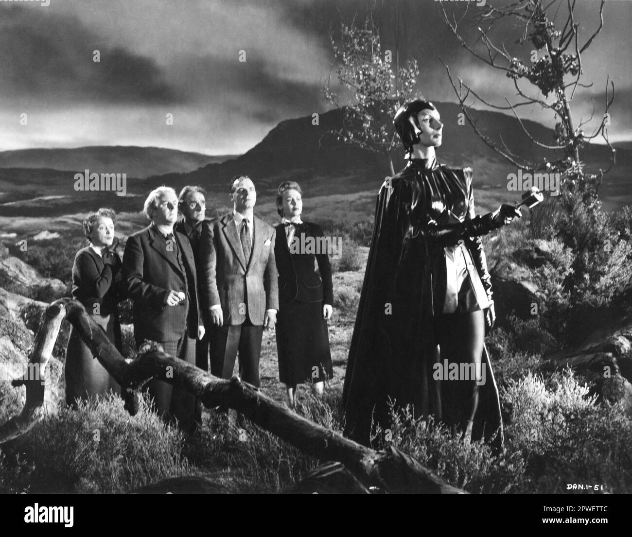 PATRICIA LAFFAN et HAZEL COURT dans une scène de DIABLE FILLE DE mars 1954 Directeur DAVID MacDonald Costume Design RONALD COBB Music EDWIN ASTLEY Danziger Productions Ltd / British Lion film Corporation Banque D'Images