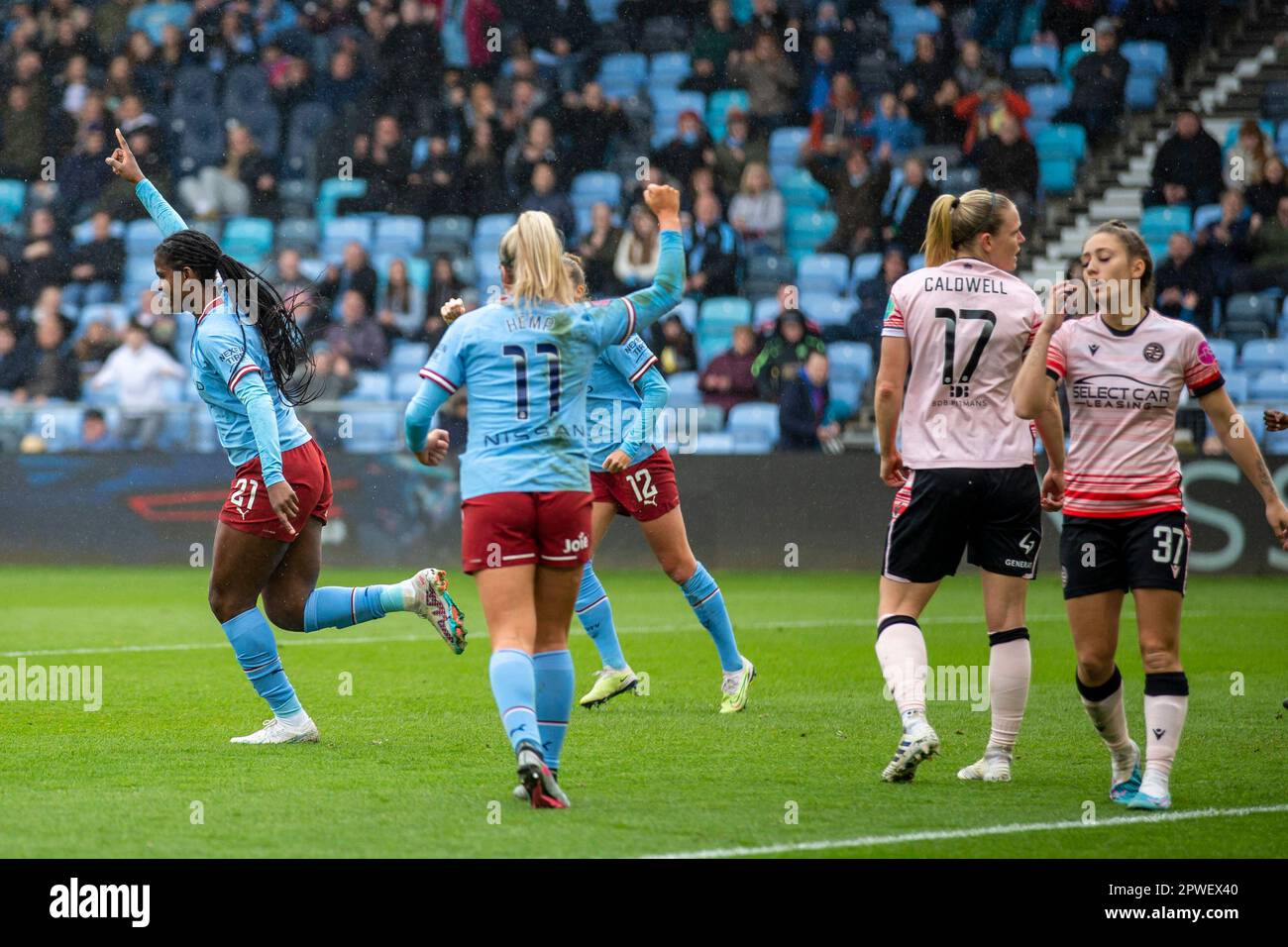 The Academy Stadium, Manchester, Royaume-Uni. 30th avril 2023. Football Super League pour Femme, Manchester City versus Reading ; Khadija Shaw de Manchester City célèbre le but de marquer le score 2-1 Credit: Action plus Sports/Alay Live News Banque D'Images