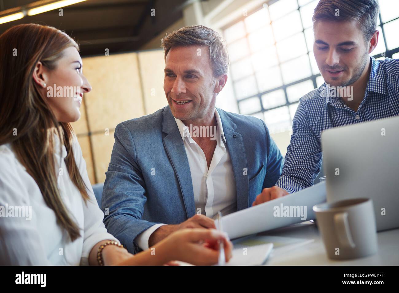 Faire du bon travail ensemble. trois hommes d'affaires travaillant au bureau. Banque D'Images